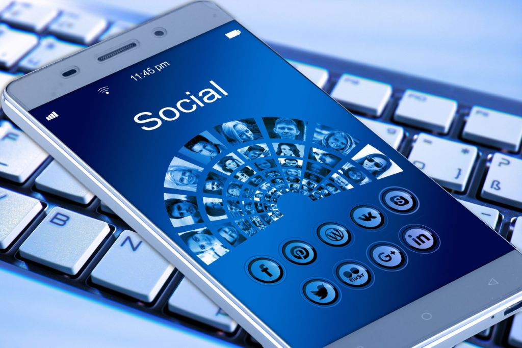 dieBasis - Social Media - Nutzung auf Smartphone
